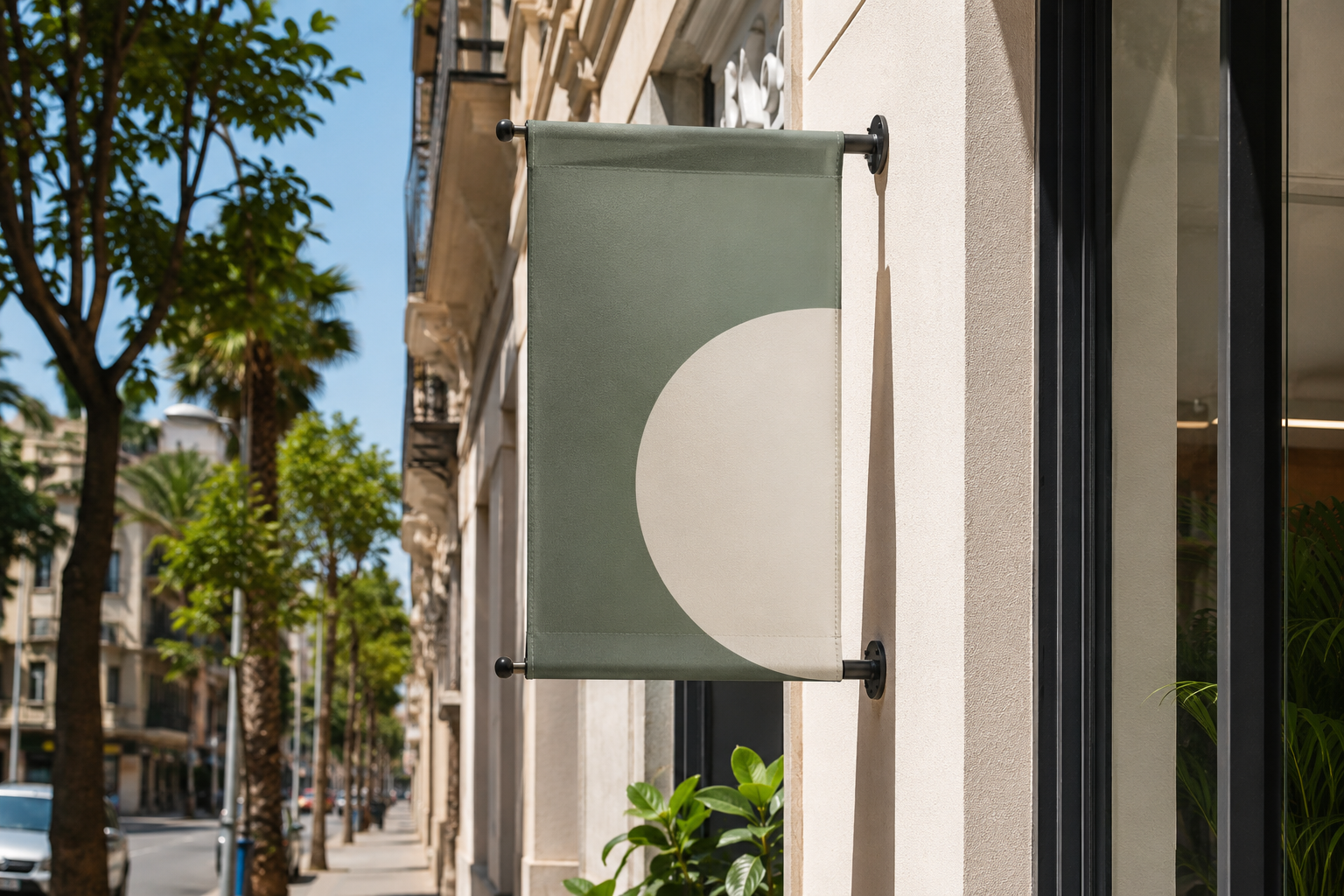 Banderola perpendicular en una calle comercial para mejorar la visibilidad lateral del local