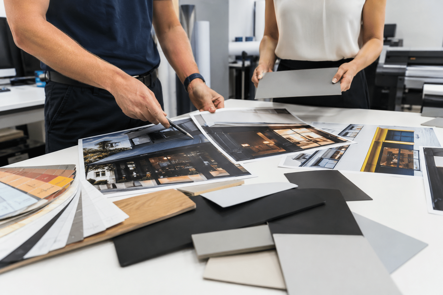 Muestras de materiales para valorar la renovación de un rótulo exterior de negocio